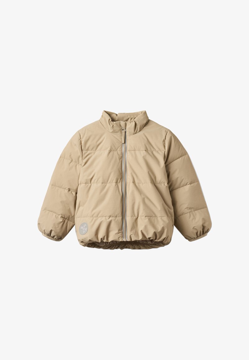 Veste matelassée beige avec col montant, fermeture éclair intégrale à l'avant, poignets élastiques et base cintrée. Présente un motif texturé matelassé.