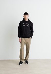 Calvin Klein ENLARGED LOGO HOODIE - Jersey con capucha - black
