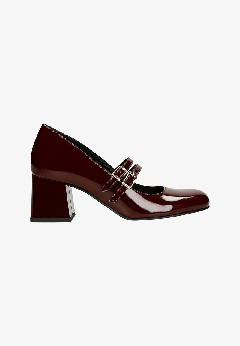 Burgundowe lakierowane buty na obcasie z kwadratowym noskiem, z dwiema paskowymi ozdobami z klamrami oraz słupkowym obcasem z metalicznym akcentem.