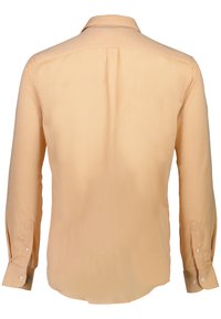 Camisa de manga larga color naranja claro con cuello estándar, pliegues en la parte de atrás y puños abotonados con botones blancos, hecha de una tela suave.