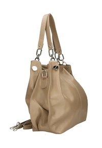Borsa a mano in pelle beige con due manici corti e una tracolla staccabile. Presenta dettagli in metallo argento e cuciture sottili.
