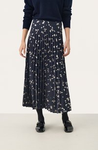 Jupe midi plissée en tissu bleu marine avec un imprimé de feuilles métalliques. Dotée d'une taille ajustée, elle tombe gracieusement jusqu'au milieu du mollet.