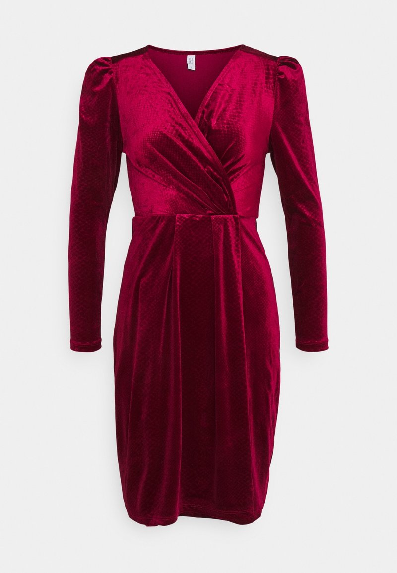 Robe en velours rouge longueur genoux avec manches longues, décolleté en V avec pan croisé devant et taille cintrée, présentée sur fond blanc uni.