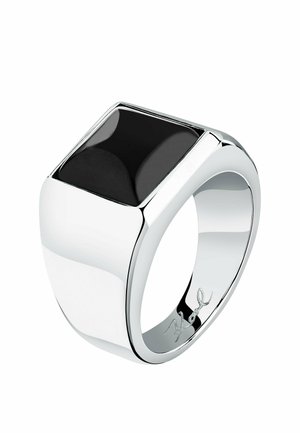 Silver signetring med en slät svart rektangulär sten som är infattad på toppen och en liten ingraverad signatur inuti ringen.