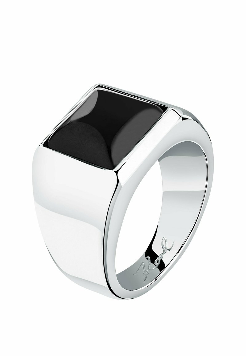 Sølv signetring med en glat sort rektangulær sten indsat på toppen og en lille indgraveret signatur indeni båndet.
