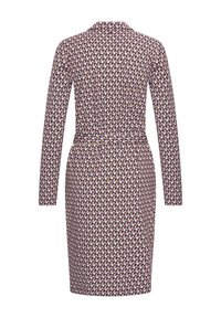 Långärmad klänning i mönstrad tyg med geometrisk design i rosa, brun och kräm. Bälte i midjan och klassisk krage.