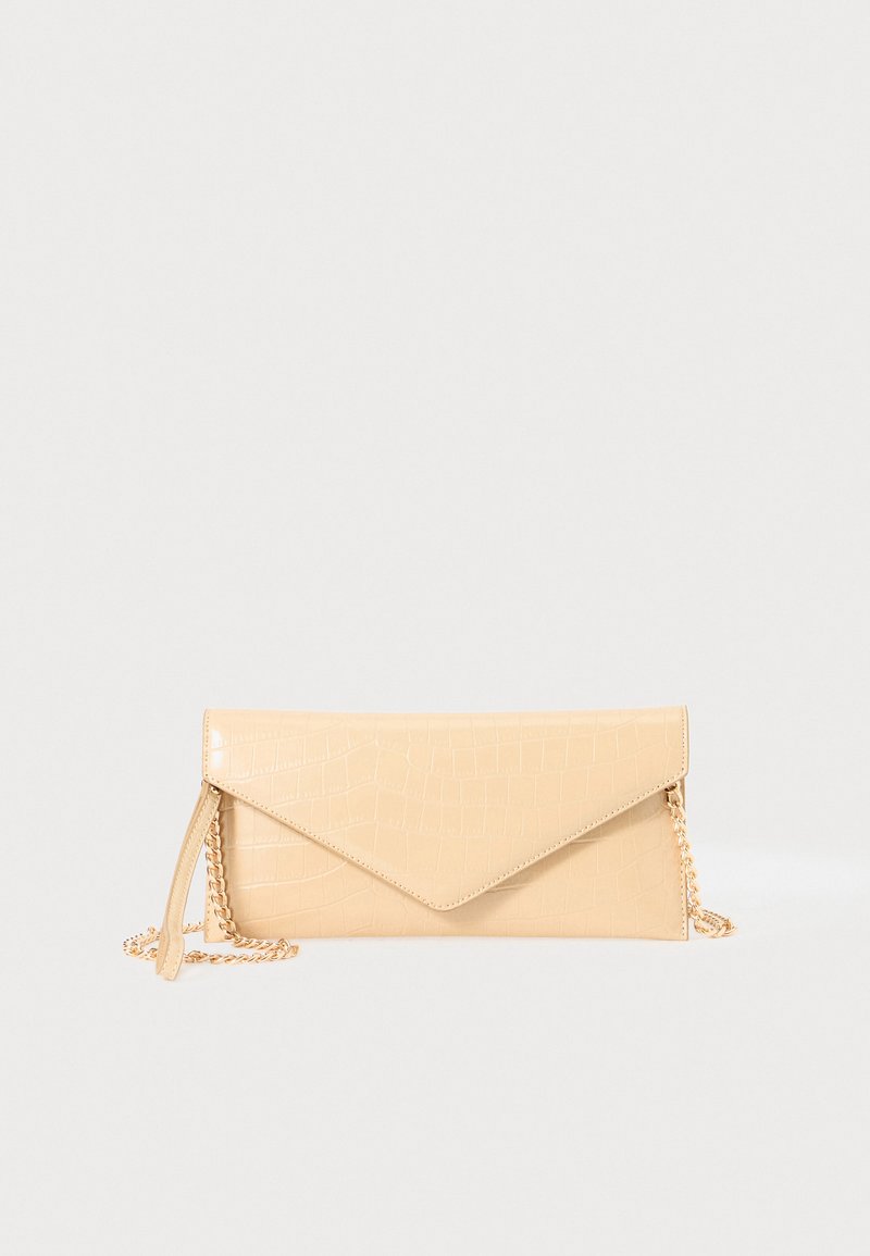 Krokodillemønstrete, lys gul clutch-veske med en strukturert konvoluttdesign og en gullkjede-rem. Glatt tekstur med skrå klafflukking.