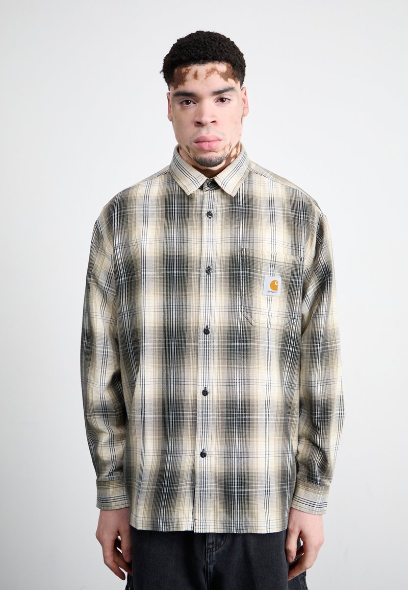 Geruite shirt in beige en zwart, met knoopsluiting en een borstzak. Heeft een gestructureerde stof en een logo-label op de zak.