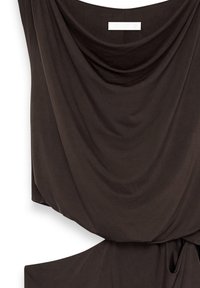 Rjav vrh z drobnimi draperijami, izdelan iz mehkega materiala, z ohlapnim izrezom, nabranim videzom in vozlom na strani za asimetrično obliko.