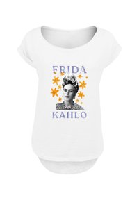 Weißes T-Shirt mit kurzen Ärmeln, das ein schwarz-weißes Porträt von Frida Kahlo zeigt, verziert mit orangefarbenen Blumen und lila Text.
