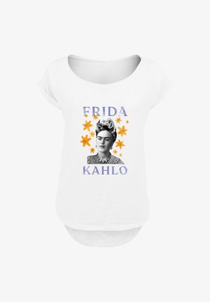 Weißes T-Shirt mit kurzen Ärmeln, das ein schwarz-weißes Porträt von Frida Kahlo zeigt, verziert mit orangefarbenen Blumen und lila Text.
