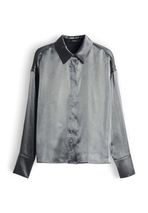 Camicia in satin grigio argento con colletto classico, maniche lunghe e dettagli neri a contrasto su spalle e polsini. Texture liscia, chiusura con bottoni.