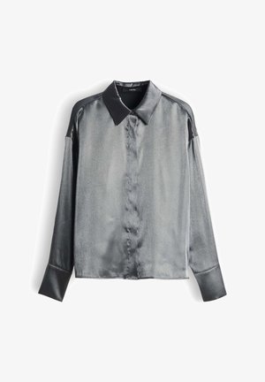 Silbergraues Satinhemd mit klassischem Kragen, langen Ärmeln und kontrastierenden schwarzen Akzenten an Schultern und Manschetten. Glatte Textur, mit Knopfleiste.