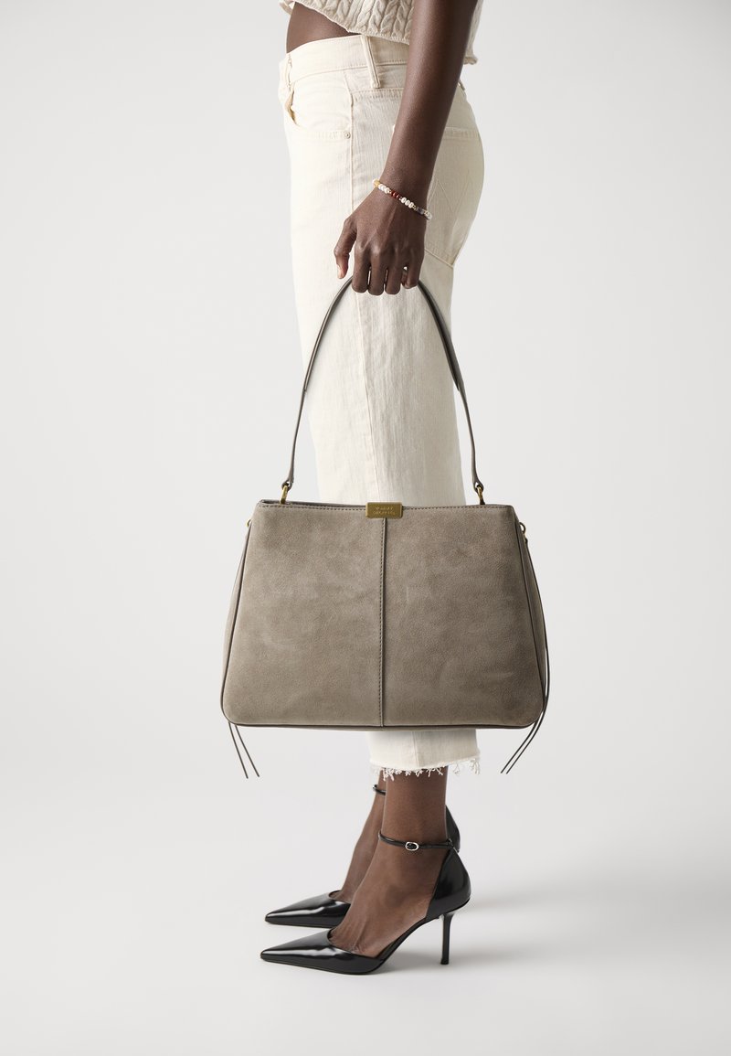 Tommy Hilfiger CASUAL SHOULDER BAG - Handtas - coastal taupe