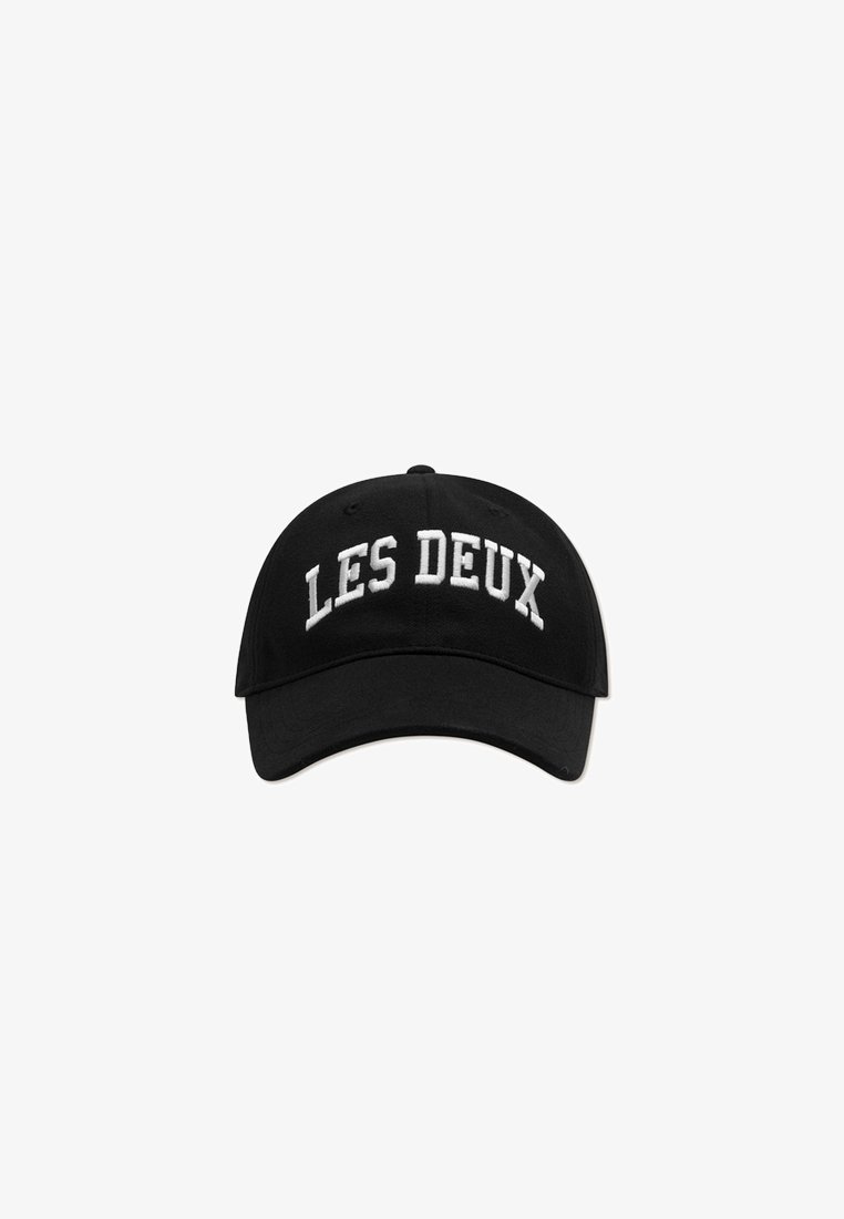 Casquette de baseball noire avec texte brodé blanc "LES DEUX" à l'avant, présentée sur fond blanc.