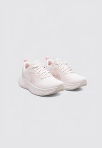 Zapatillas deportivas de color rosa claro con parte superior de malla, suela acolchada y un acabado suave. Presentan cordones y una lengüeta trasera suave en un rosa contrastante.