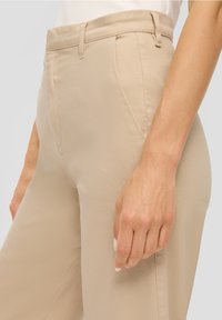 s.Oliver BLACK LABEL REGULAR FIT  - Stoffhose - beige