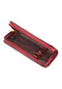 Penne in pelle rossa con una texture liscia, chiusura con zip e un interno marrone caratterizzato da stampe del logo. Può contenere vari strumenti di scrittura.