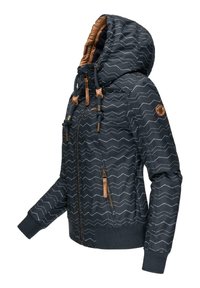 Marinblå zip-up jacka med ett zigzag-mönster, bruna accenter, justerbar huva och ribbade ärmslut och nederkant. Har sidofickor.