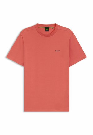 Koraal kleurige t-shirt met korte mouwen, gemaakt van katoen, met een ronde hals en een klein zwart "BOSS"-logo op de linkerborst. Glad textuur.