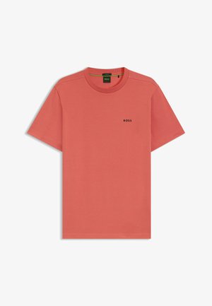 T-shirt corto corallo a maniche corte in cotone, con scollatura tonda e un piccolo logo nero "BOSS" sul lato sinistro del petto. Texture liscia.