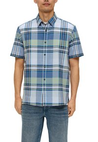 Kortetermijn overhemd met korte mouwen in blauw, groen en lichtgrijs, met een button-down kraag en donkere knopen. Lichte stof met een gladde textuur.