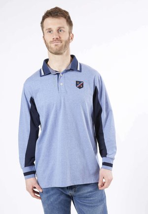 Polo shirt à manches longues bleu clair avec des accents navy, un col rayé et un logo brodé sur la poitrine. Tissu mélange coton avec une coupe décontractée.
