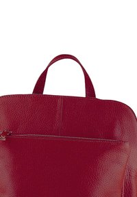 Sac à dos en cuir rouge avec une surface texturée, doté d'une poignée supérieure et d'une poche zippée à l'avant pour un espace de rangement supplémentaire.