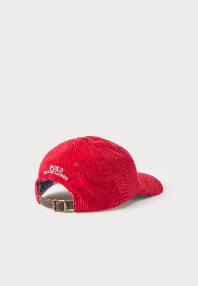 Червена шапка с каскет от кадифе с регулируема кожена лента и бяло лого Polo Ralph Lauren, бродирано отзад в ляво.