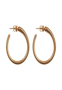 Pendientes de aro de metal dorado con un diseño curvado, textura suave y un detalle de borde delgado, asegurados con un cierre de tipo poste.
