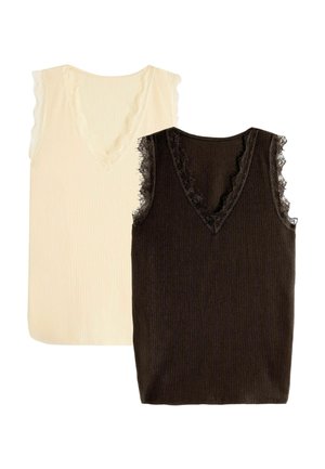 Kaksi hihotonta, resorineulosta toppia, joissa pitsillä reunustetut V-kaula-aukot, yksi kermaan ja toinen musta, aseteltuna valkoiselle taustalle.