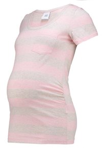 Rosa och grå randig mammatröja med korta ärmar, rund halsringning och en bröstficka. Har snodd detaljer i sidorna för passform.