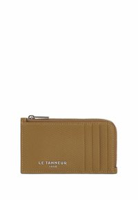 Cartera marrón texturizada con cierre de cremallera, múltiples ranuras para tarjetas y detalle del logo. Fabricada con material duradero, presenta costuras limpias.