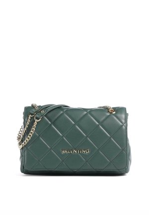 Borsa a tracolla in pelle trapuntata verde con accessori dorati, dotata di cinghia a catena e logo "Valentino" in rilievo sulla parte anteriore. Forma rettangolare.