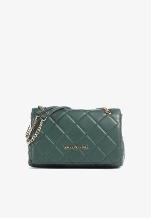 Borsa a tracolla in pelle trapuntata verde con accessori dorati, dotata di cinghia a catena e logo "Valentino" in rilievo sulla parte anteriore. Forma rettangolare.