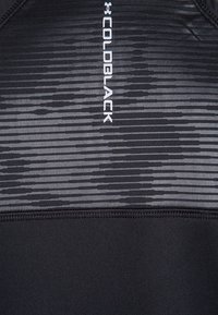 Camiseta deportiva negra con un patrón de rayas horizontales en diferentes tonos de gris, con el logo "COLDBLACK" impreso en blanco. Tejido suave y elástico.