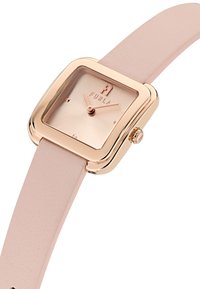 Furla rokas pulkstenis ar kvadrātveida rozā zelta korpusu, rozā ādas siksniņu un saulrieta dialu, kas izceļ minimalistisku dizainu ar mazām stundu marķierēm.