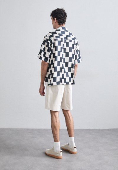 J.LINDEBERG SHANE CLOUD - Shorts - moonbeam