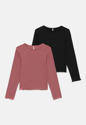 To langermede ribbestrikkede skjorter, en svart og en rosa med svarte striper, begge med runde halser og brettekantede kanter.