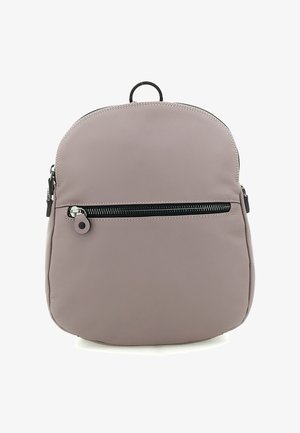 Zainetto piccolo color malva con una tasca frontale orizzontale con cerniera nera e un'asola nera sulla parte superiore per la presa.