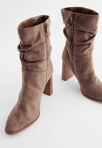 Next FOREVER COMFORT SLOUCH HEEL - Stivali alti - tan brown