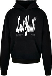 Fekete kapucnis pulóver, elülső zsebbel, amelyen merész fehér betűkkel a "Lost Youth" felirat található, valamint további fehér szöveg alatta. Állítható zsinóros kapucni.