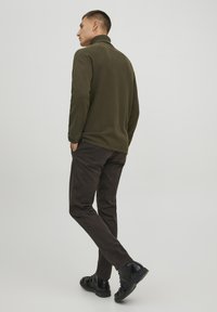 Jack & Jones JJEHILL ROLL NECK - Maglione - olive night