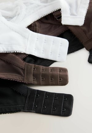 Fire bh'er i sort, brun og hvid med justerbare hægter. Blødt, struktureret stof med blondekant langs kanterne og en sømløs design.