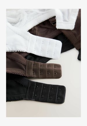 Cuatro sujetadores en negro, marrón y blanco con ganchos ajustables. Tejido suave y texturizado con ribete de encaje en los bordes y diseño sin costuras.