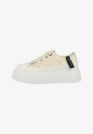 Zapatilla baja de lona beige con suela plataforma blanca gruesa, cordones en la parte delantera, ojales metálicos y lengüeta de tela negra con la etiqueta "INUIKII."