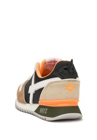 Sneaker z połączeniem brązowego zamszu, czystego materiału w kolorze czarnym i białych skórzanych akcentów. Posiada pomarańczową podszewkę oraz zielono-białą podeszwę.