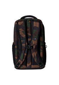 Plecak w kamuflażu z ciemnozielonymi, brązowymi i czarnymi wzorami; wyściełane plecy i paski; boczne siatkowe kieszenie; regulowany pasek z klamrą.