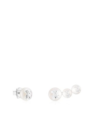 Orecchini in perle bianche con design di orso in argento; un paio presenta due dimensioni di perle, mentre l'altro ha una sola perla più grande.