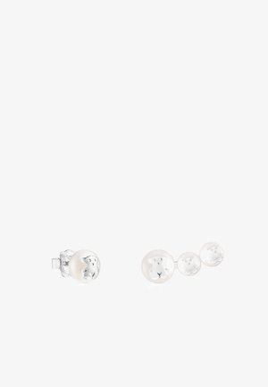 Orecchini in perle bianche con design di orso in argento; un paio presenta due dimensioni di perle, mentre l'altro ha una sola perla più grande.